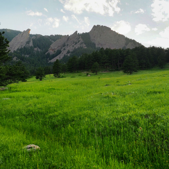 field and mountains in the Boulder Bike Tour in CO